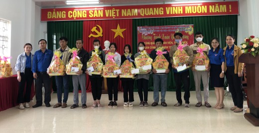 Đoàn viên Công ty CP Môi trường Đô thị Quảng Ngãi trao quà Tết cho Đoàn viên, thanh niên có hoàn cảnh khó khăn