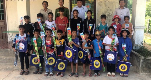 Công ty CP Môi trường Đô thị Quảng Ngãi trao quà cho các cháu nhỏ có hoàn cảnh khó khăn tại huyện Ba Tơ
