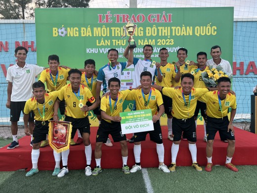Đội bóng Công ty CP Môi trường Đô thị Quảng Ngãi nâng cao cúp vô địch