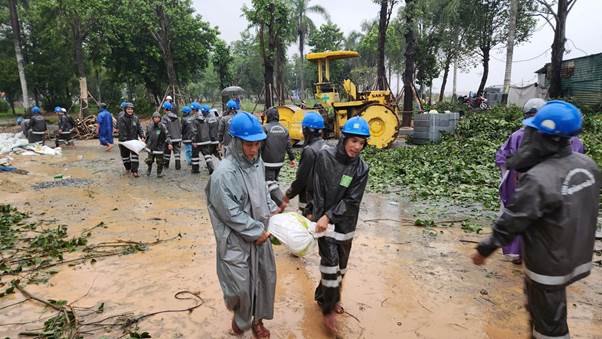 Công nhân Công ty CP Môi trường Đô thị Quảng Ngãi chạy đua cùng mưa lũ