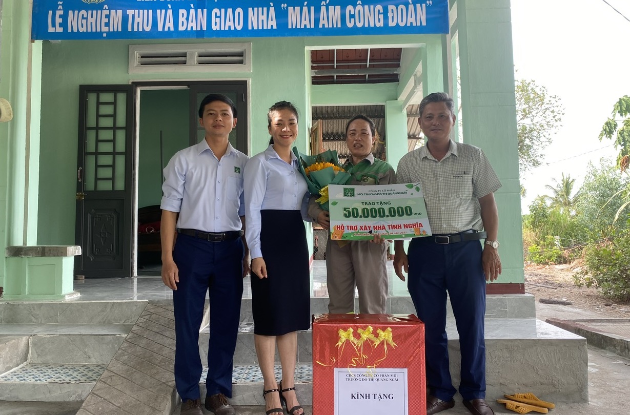 Bàn giao nhà “Mái ấm Công đoàn” cho đoàn viên Công ty CP Môi trường Đô thị Quảng Ngãi