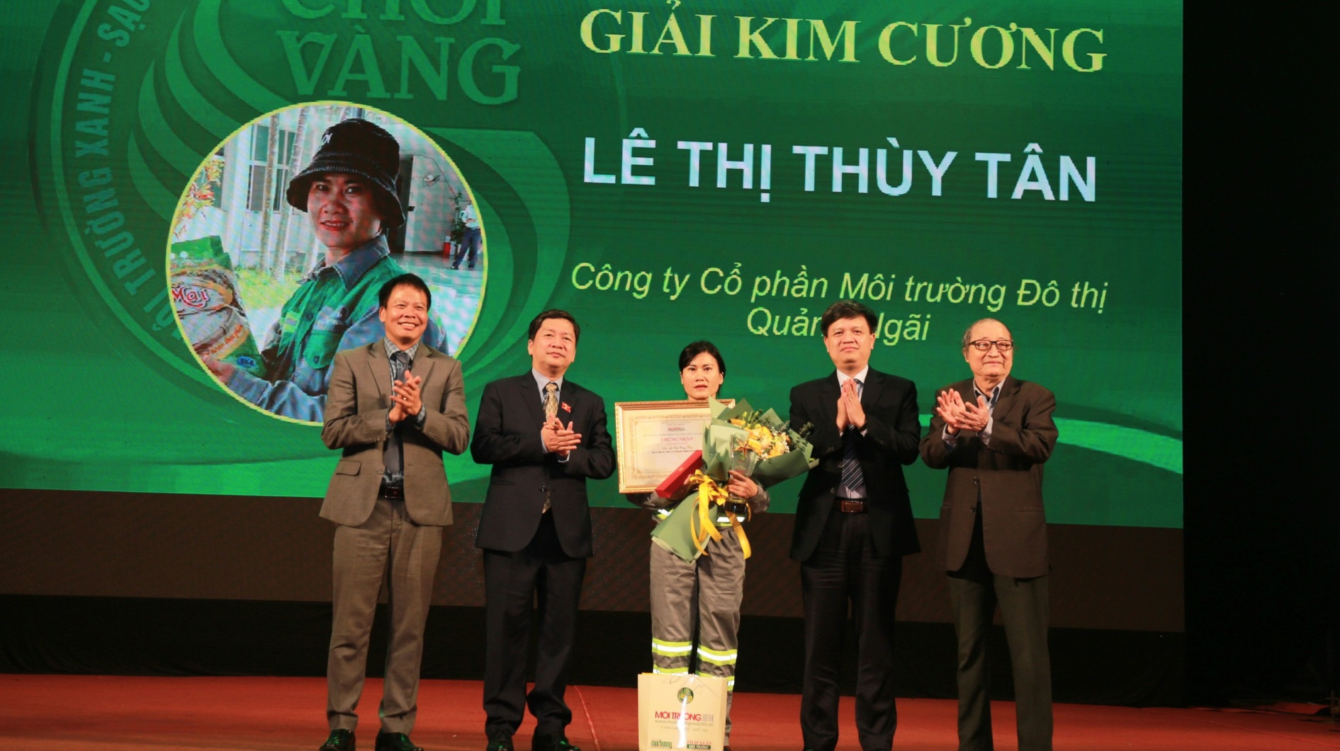 Công nhân Công ty CP Môi trường Đô thị Quảng Ngãi đạt giải cao nhất tại giải thưởng Cây chổi vàng 2023