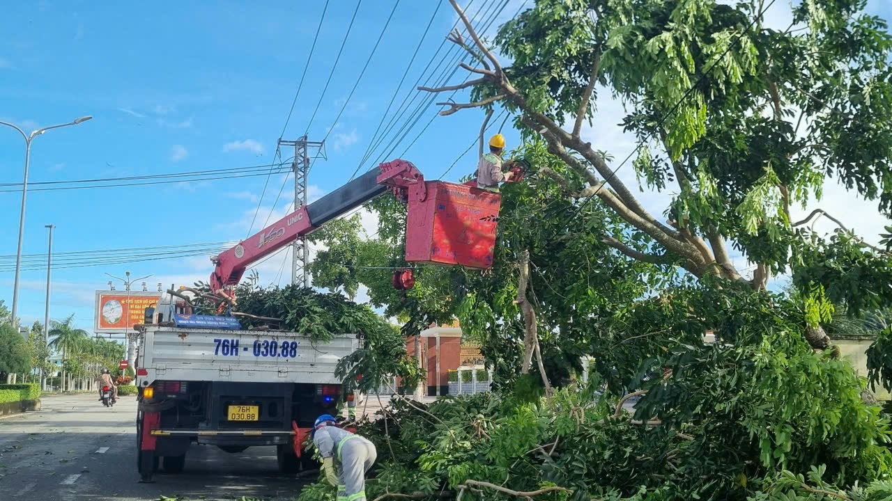 Người lao động Công ty CP Môi trường Đô thị Quảng Ngãi khắc phục hậu quả sau cơn bão số 13