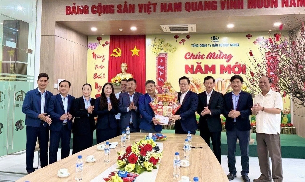 Chủ tịch UBND tỉnh Nguyễn Hoàng Giang thăm và chúc Tết Công ty CP Môi trường Đô thị Quảng Ngãi
