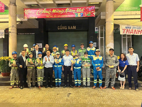 Lãnh đạo Công ty chúc Tết người lao động đêm Giao thừa Xuân Bính Ngọ 2026